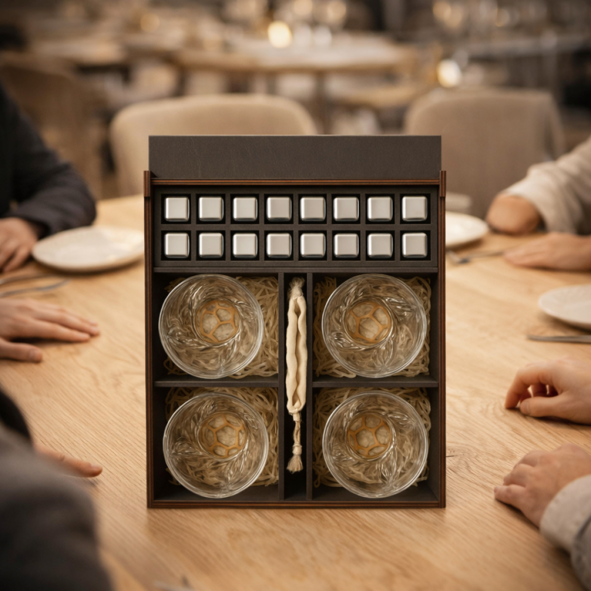 Розкішний набір для віскі Moltis Quadro з металевими кубиками (4 склянки, 16 шт.)