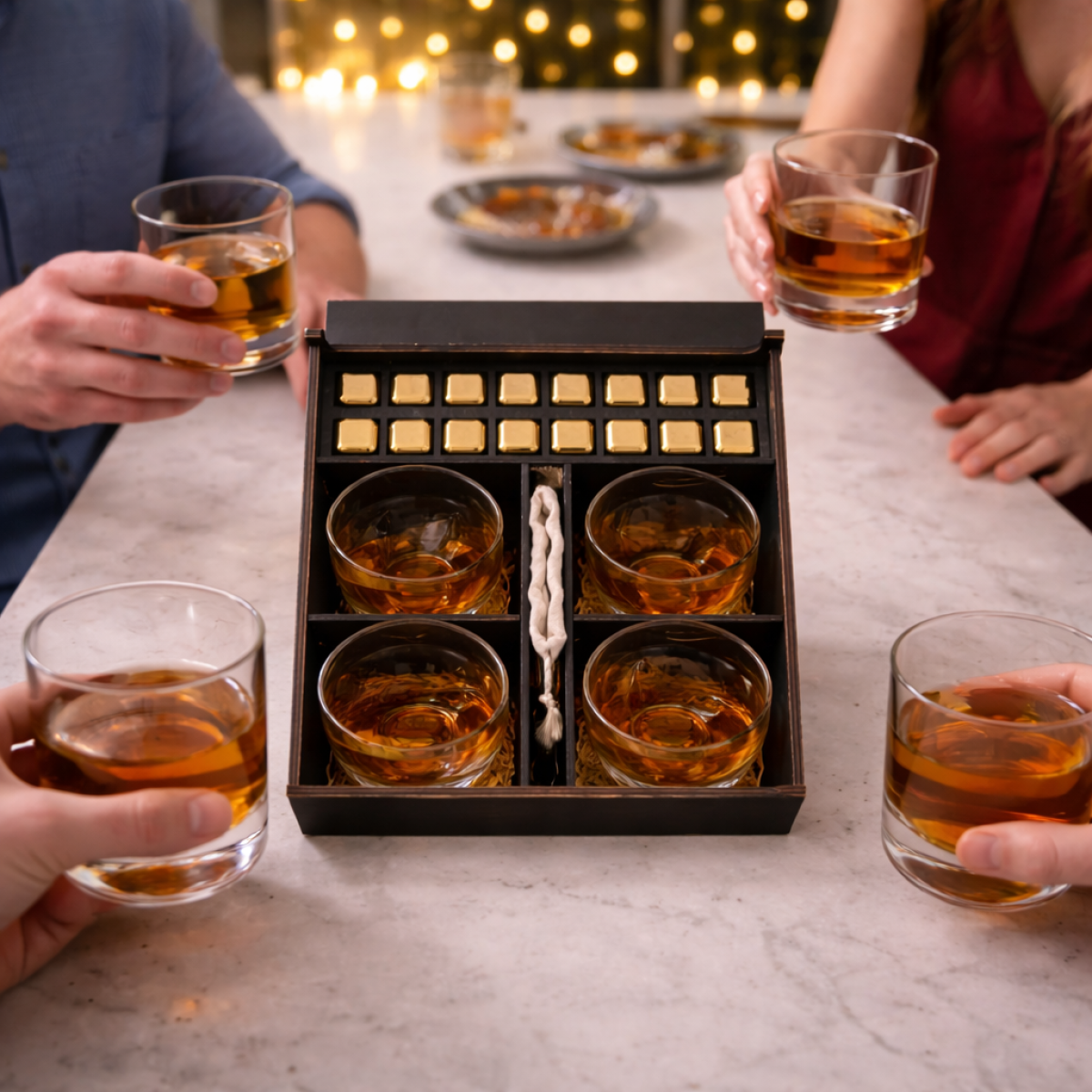 Елітний подарунковий набір для віскі Moltis Relax — 4 склянки Quadro та 16 золотих кубиків для охолодження