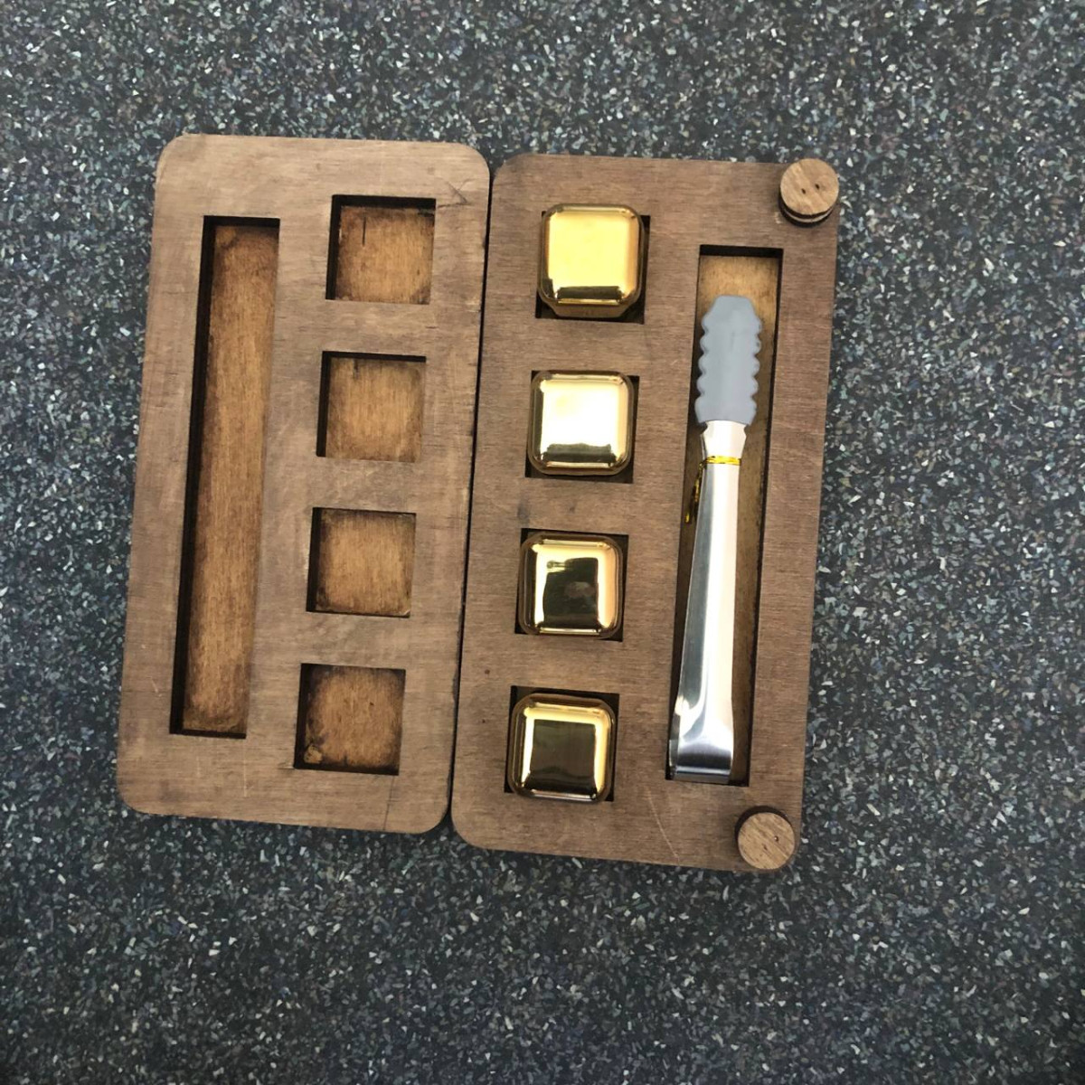 Подарунковий набір для віскі Moltis Relax – 4 золоті металеві кубики в дерев’яній коробці (WS-10702)