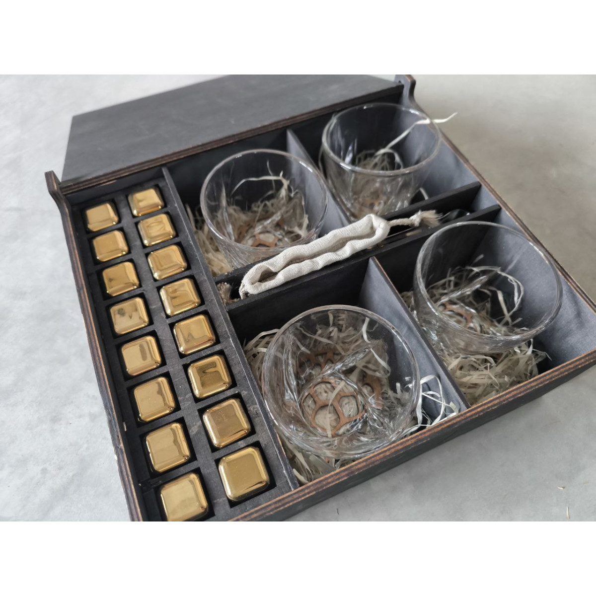 Подарунковий набір Moltis Relax – 4 склянки Quadro та 16 золотих охолоджувальних кубиків (MR-4002)