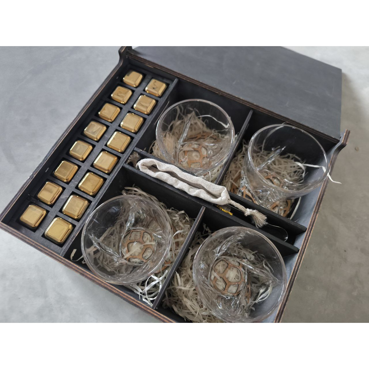 Подарунковий набір Moltis Relax – 4 склянки Quadro та 16 золотих охолоджувальних кубиків (MR-4002)