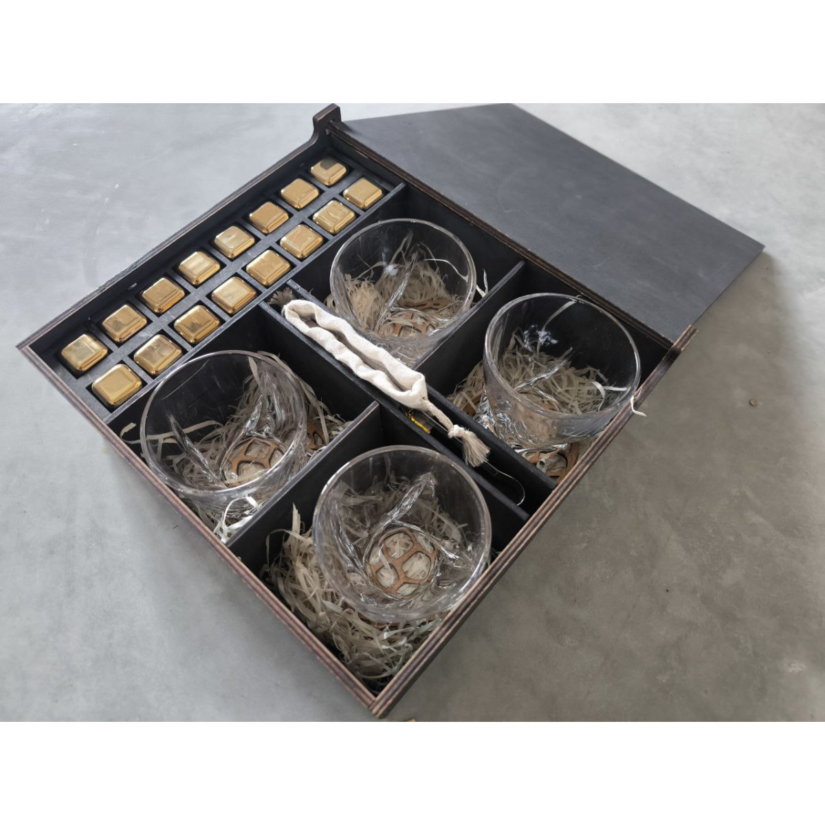 Подарунковий набір Moltis Relax – 4 склянки Quadro та 16 золотих охолоджувальних кубиків (MR-4002)
