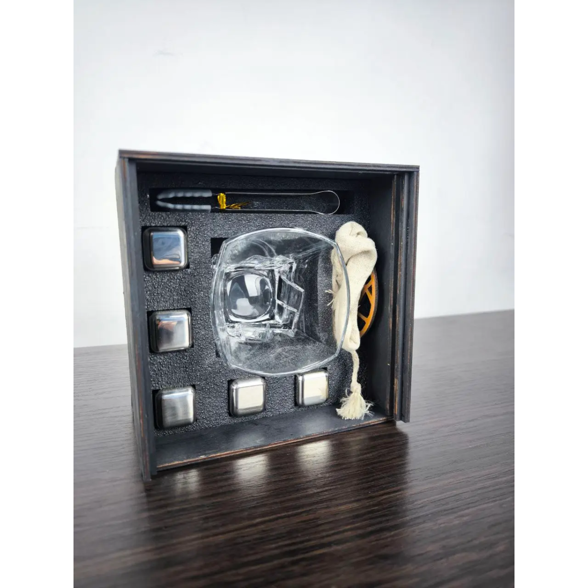 Подарунковий віскі-набір Moltis Saxum Premium з келихом, щипцями, мішечком, підставкою та 5 охолоджувальними кубиками (MR-1022)